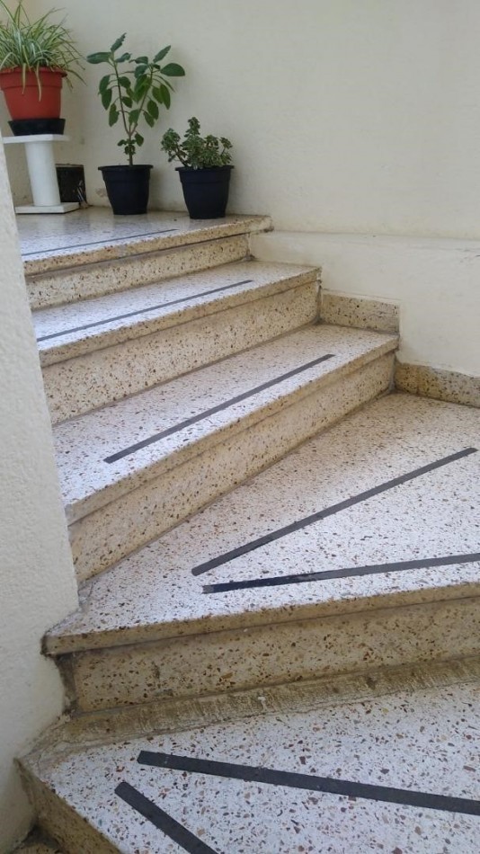 Depto. 2 Amb.al frente 3er piso 19 sobre avda. principal