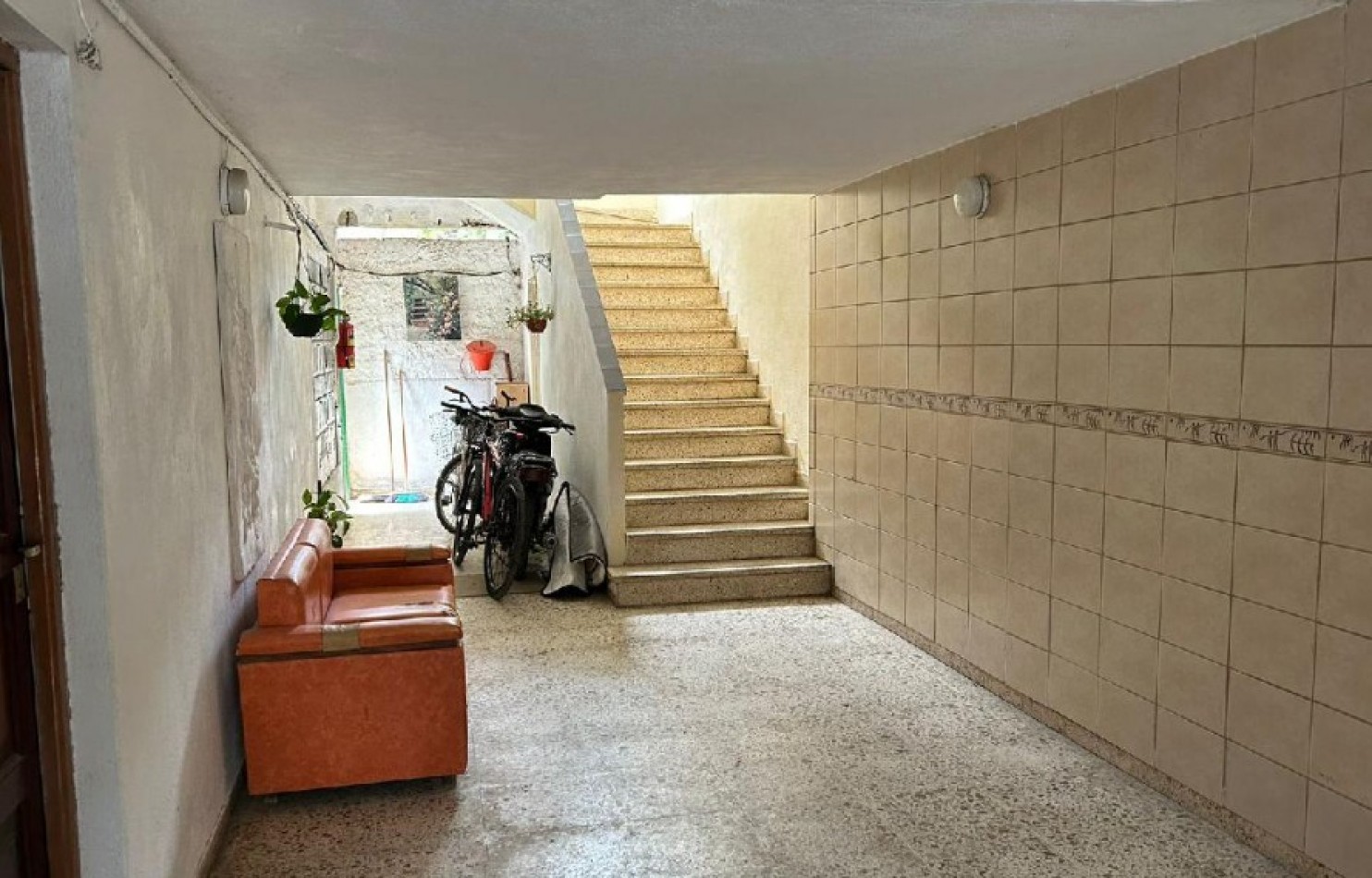 Depto. 2 Amb.al frente 3er piso 19 sobre avda. principal