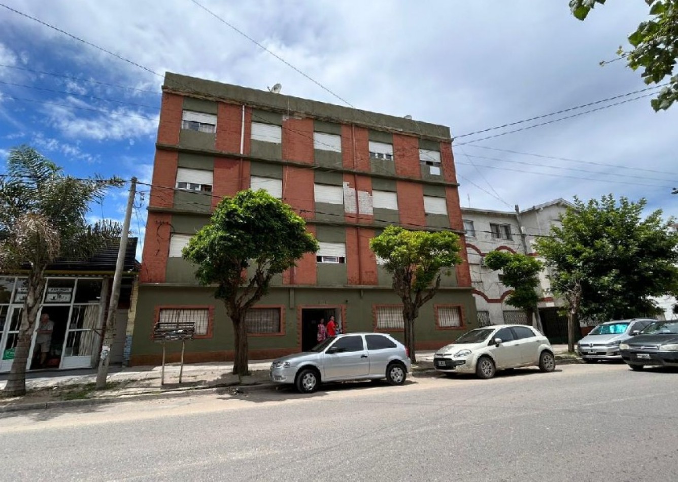 Depto. 2 Amb.al frente 3er piso 19 sobre avda. principal