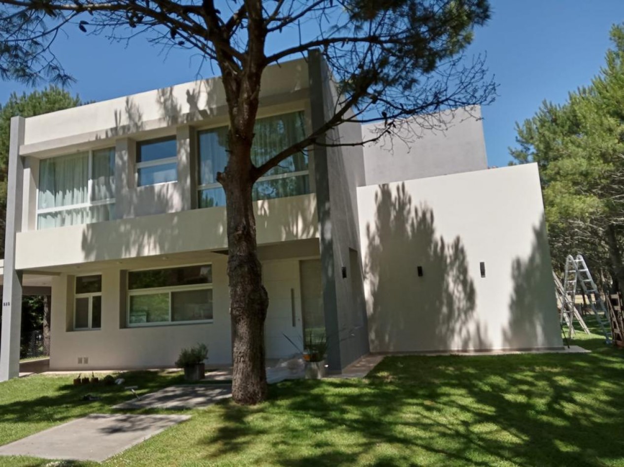 Casa en Venta en La Herradura, Pinamar: Arquitectura Elegante, Balcon con Vista a la Cancha de Polo y Pileta Climatizada