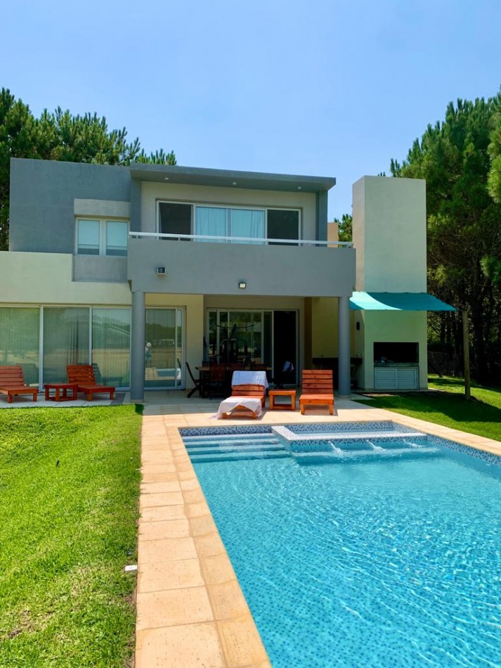 Casa en Venta en La Herradura, Pinamar: Arquitectura Elegante, Balcon con Vista a la Cancha de Polo y Pileta Climatizada