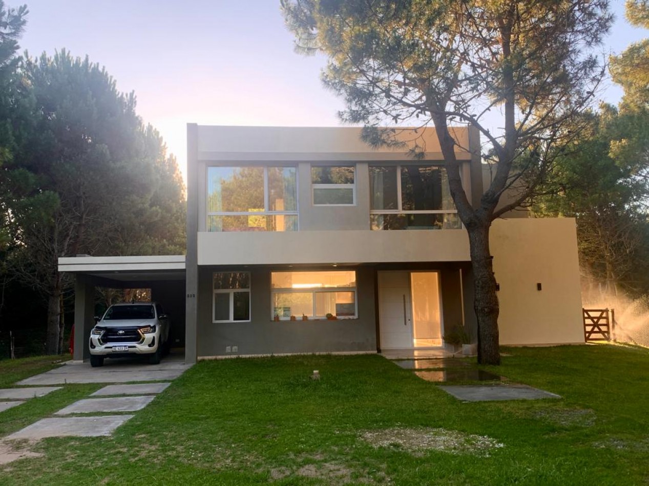 Casa en Venta en La Herradura, Pinamar: Arquitectura Elegante, Balcon con Vista a la Cancha de Polo y Pileta Climatizada