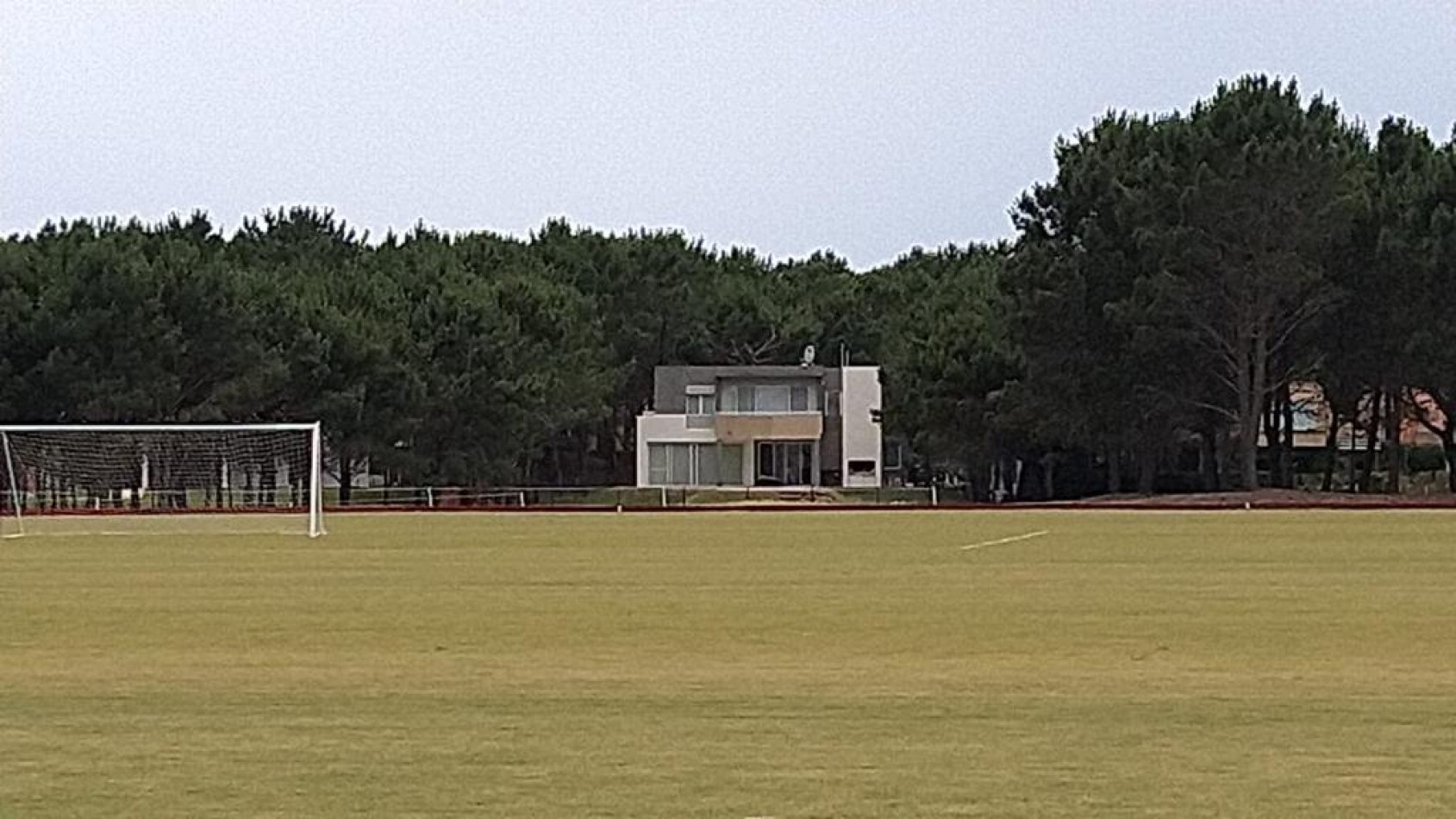 Casa en Venta en La Herradura, Pinamar: Arquitectura Elegante, Balcon con Vista a la Cancha de Polo y Pileta Climatizada