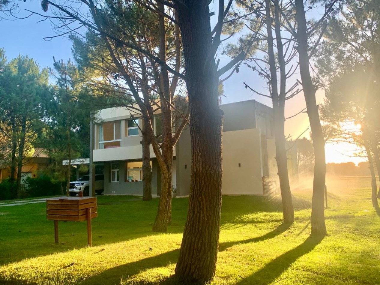 Casa en Venta en La Herradura, Pinamar: Arquitectura Elegante, Balcon con Vista a la Cancha de Polo y Pileta Climatizada