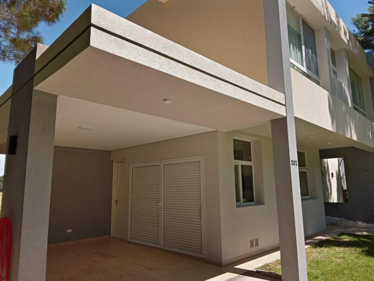 Casa en Venta en La Herradura, Pinamar: Arquitectura Elegante, Balcon con Vista a la Cancha de Polo y Pileta Climatizada