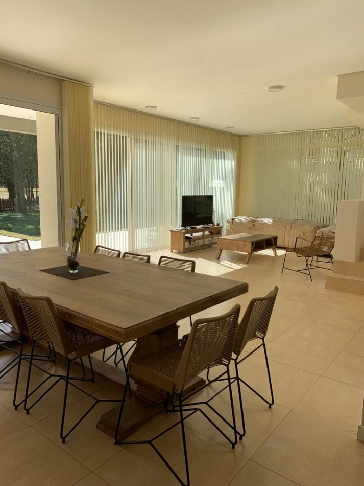 Casa en Venta en La Herradura, Pinamar: Arquitectura Elegante, Balcon con Vista a la Cancha de Polo y Pileta Climatizada