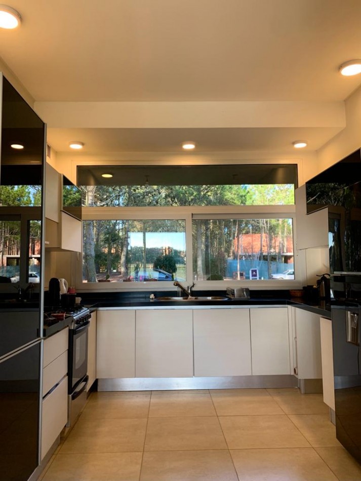 Casa en Venta en La Herradura, Pinamar: Arquitectura Elegante, Balcon con Vista a la Cancha de Polo y Pileta Climatizada