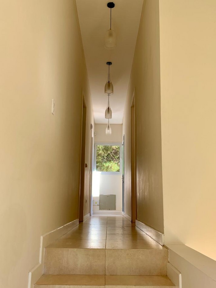 Casa en Venta en La Herradura, Pinamar: Arquitectura Elegante, Balcon con Vista a la Cancha de Polo y Pileta Climatizada