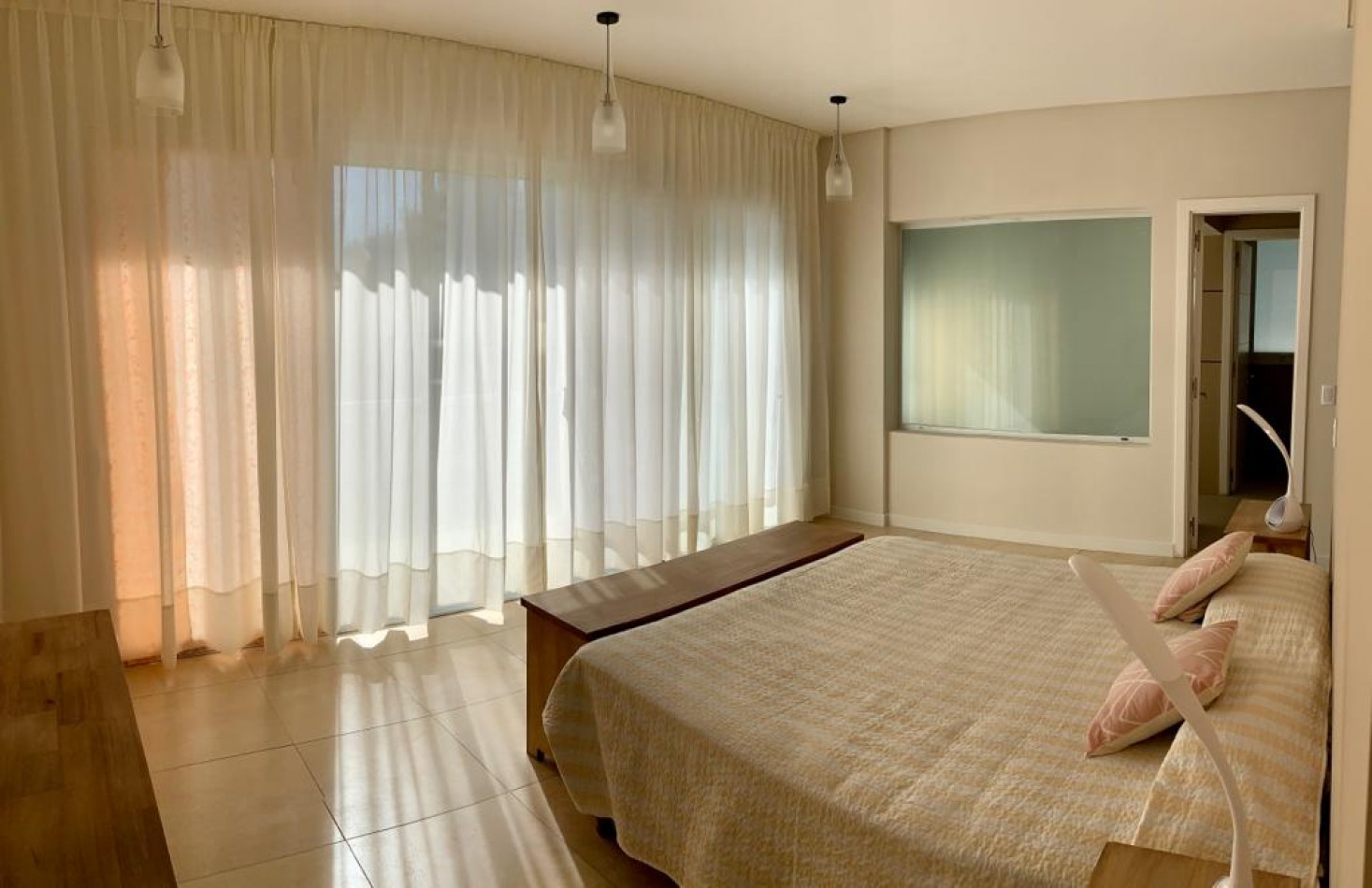 Casa en Venta en La Herradura, Pinamar: Arquitectura Elegante, Balcon con Vista a la Cancha de Polo y Pileta Climatizada