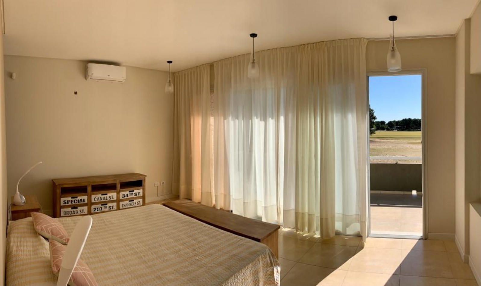 Casa en Venta en La Herradura, Pinamar: Arquitectura Elegante, Balcon con Vista a la Cancha de Polo y Pileta Climatizada