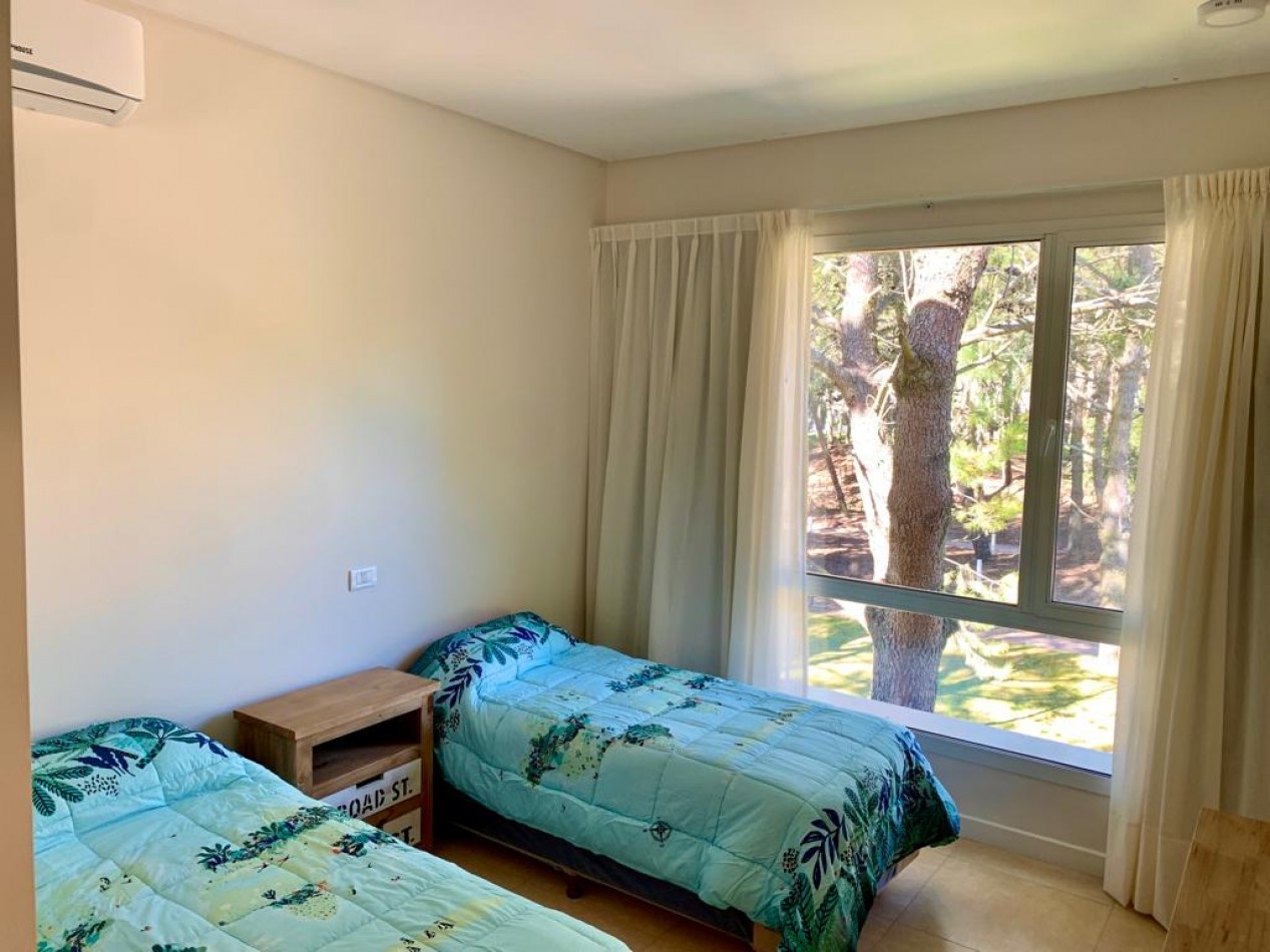 Casa en Venta en La Herradura, Pinamar: Arquitectura Elegante, Balcon con Vista a la Cancha de Polo y Pileta Climatizada