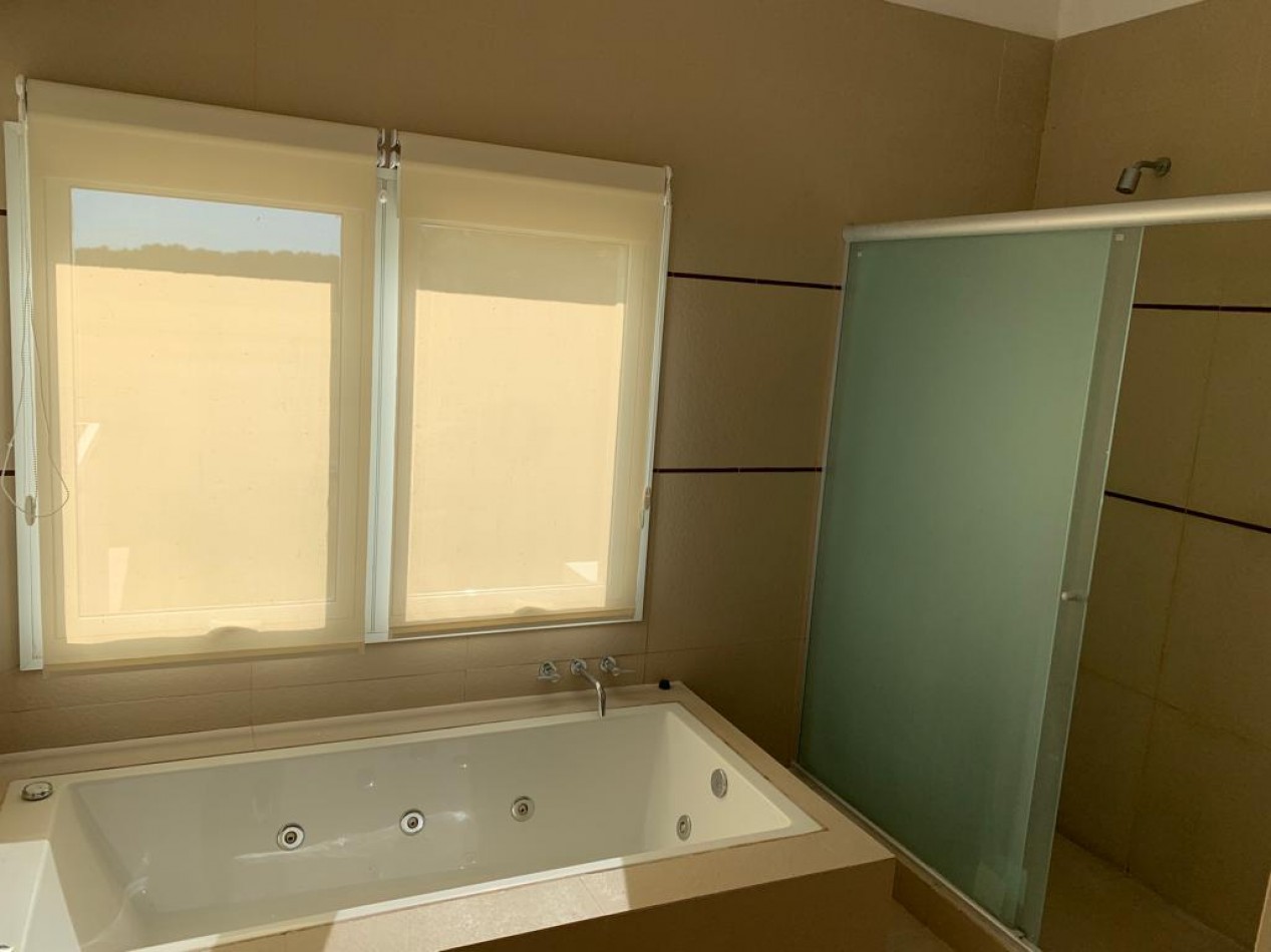Casa en Venta en La Herradura, Pinamar: Arquitectura Elegante, Balcon con Vista a la Cancha de Polo y Pileta Climatizada