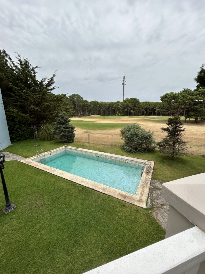 OPORTUNIDAD A LA VENTA Casa de Lujo con Vista al Golf, Pileta y Quincho: en tres lotes, Diseño y Comodidad en Pinamar