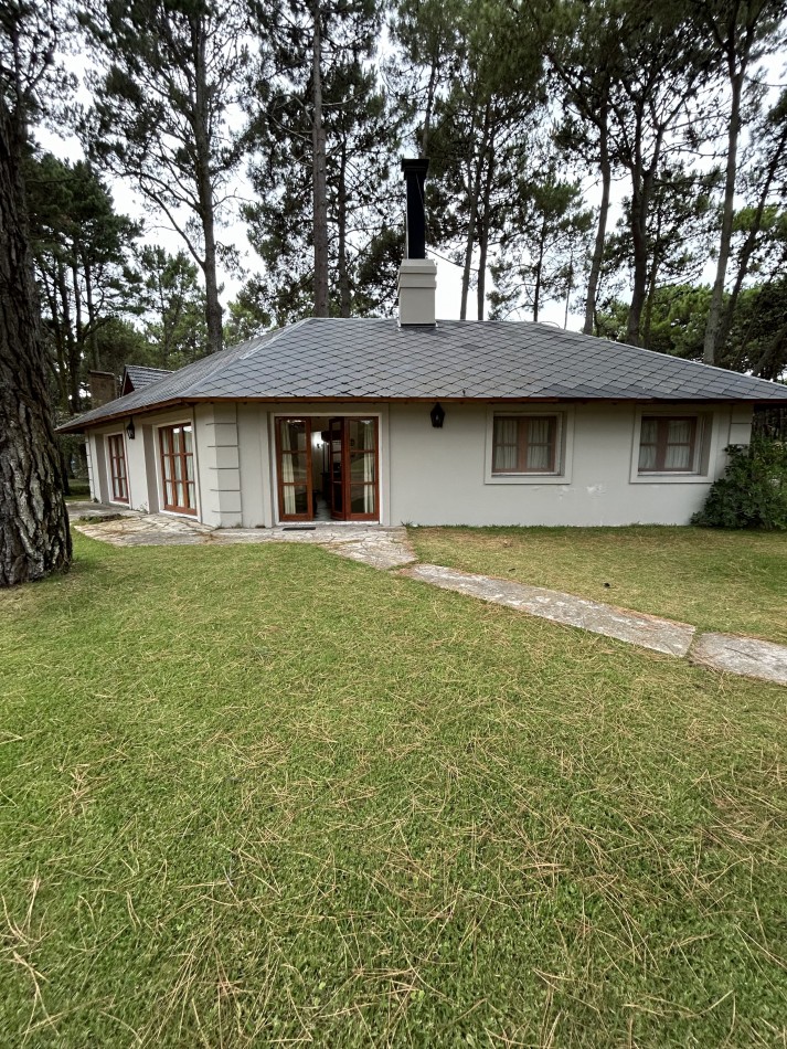OPORTUNIDAD A LA VENTA Casa de Lujo con Vista al Golf, Pileta y Quincho: en tres lotes, Diseño y Comodidad en Pinamar