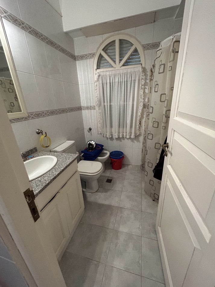 OPORTUNIDAD A LA VENTA Casa de Lujo con Vista al Golf, Pileta y Quincho: en tres lotes, Diseño y Comodidad en Pinamar