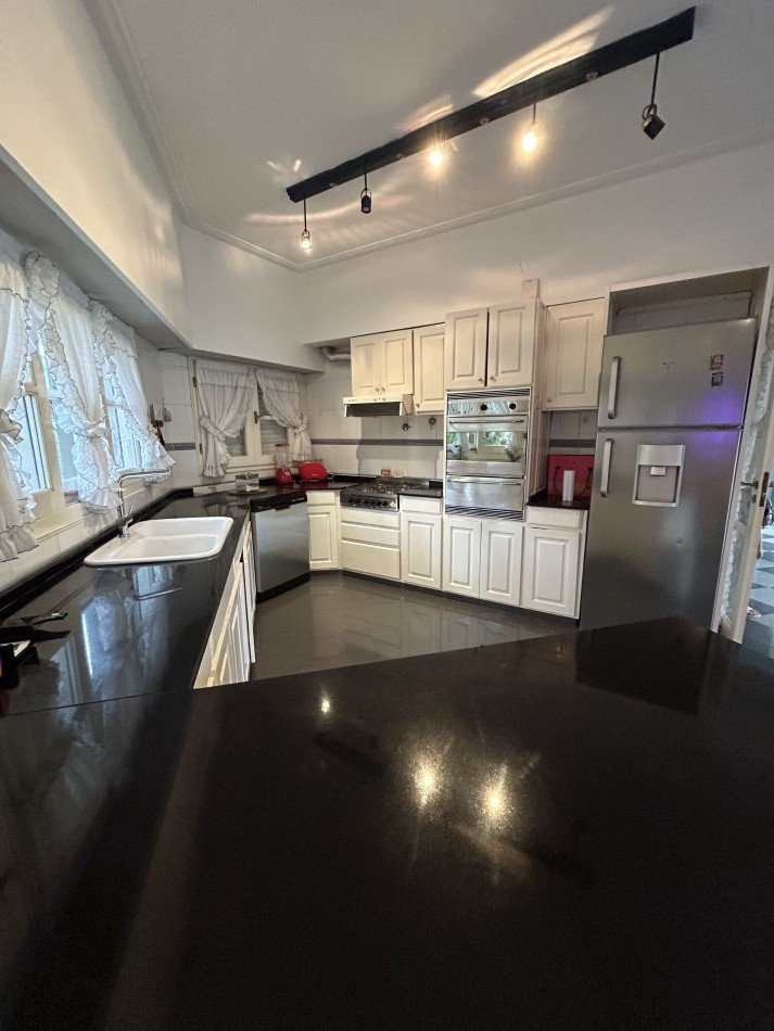 OPORTUNIDAD A LA VENTA Casa de Lujo con Vista al Golf, Pileta y Quincho: en tres lotes, Diseño y Comodidad en Pinamar