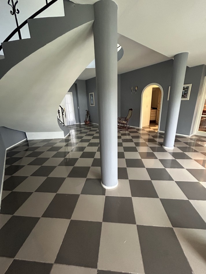 OPORTUNIDAD A LA VENTA Casa de Lujo con Vista al Golf, Pileta y Quincho: en tres lotes, Diseño y Comodidad en Pinamar