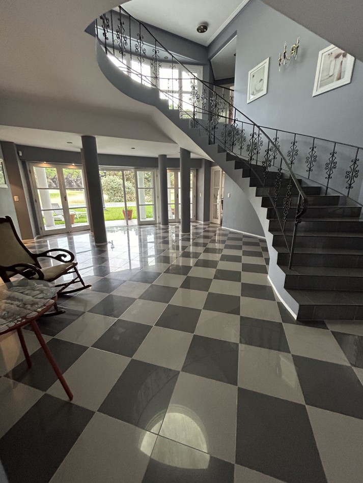 OPORTUNIDAD A LA VENTA Casa de Lujo con Vista al Golf, Pileta y Quincho: en tres lotes, Diseño y Comodidad en Pinamar