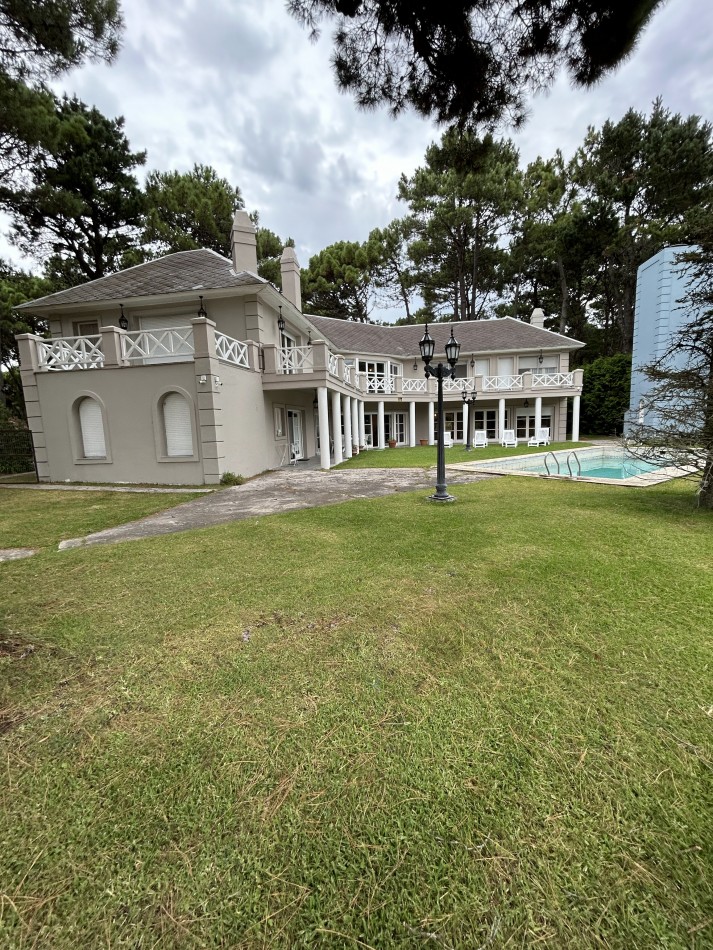 OPORTUNIDAD A LA VENTA Casa de Lujo con Vista al Golf, Pileta y Quincho: en tres lotes, Diseño y Comodidad en Pinamar