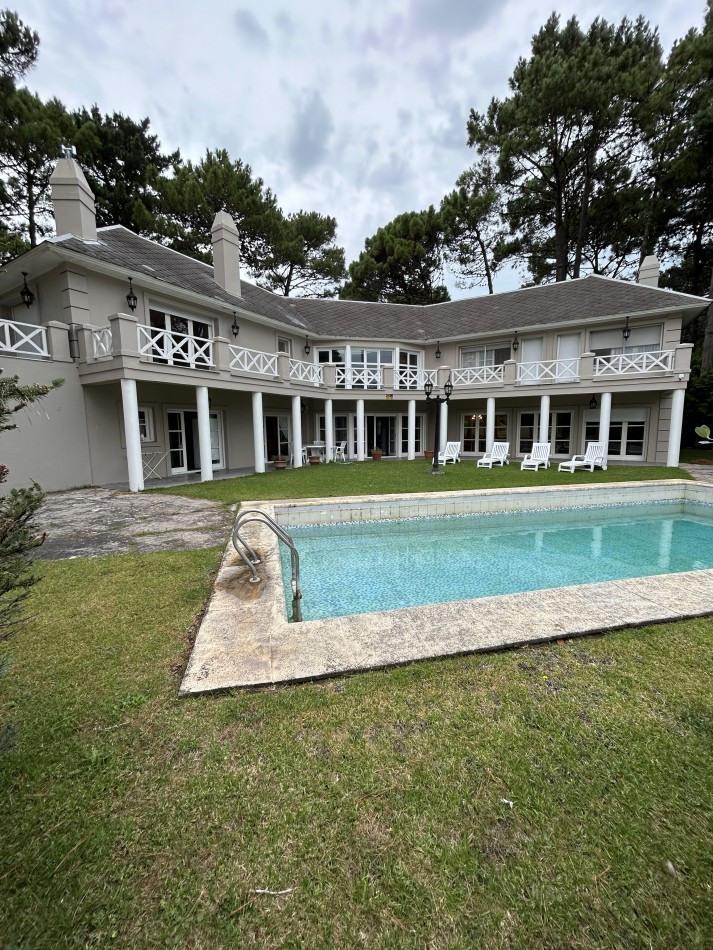 OPORTUNIDAD A LA VENTA Casa de Lujo con Vista al Golf, Pileta y Quincho: en tres lotes, Diseño y Comodidad en Pinamar