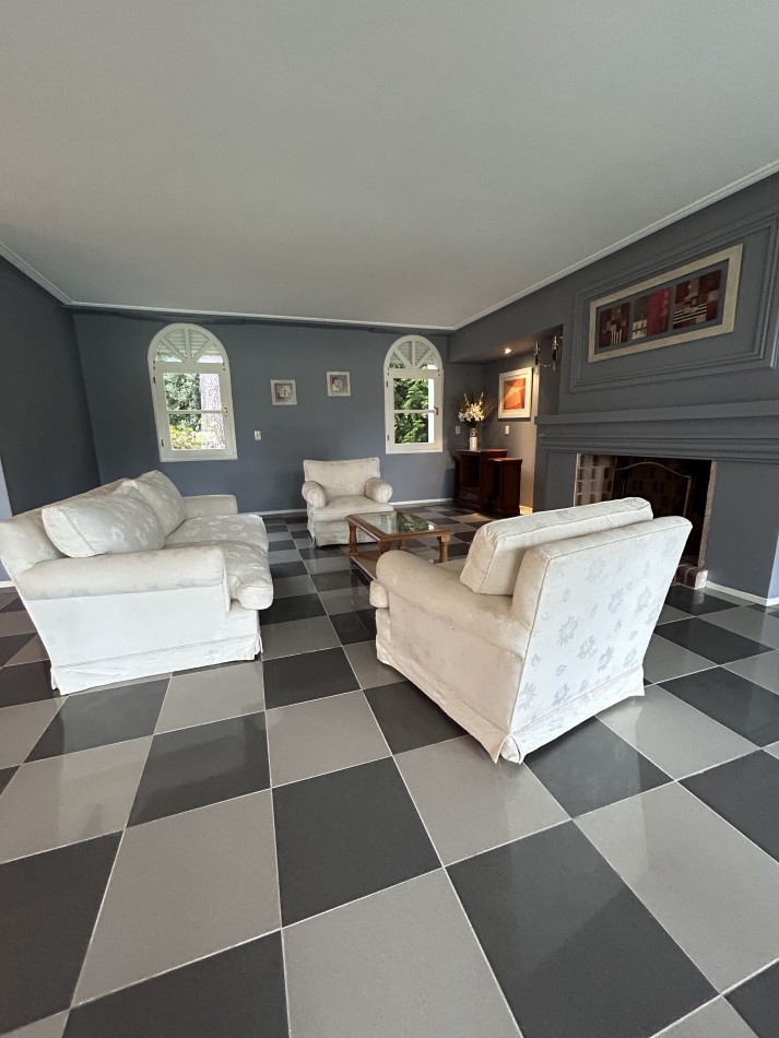 OPORTUNIDAD A LA VENTA Casa de Lujo con Vista al Golf, Pileta y Quincho: en tres lotes, Diseño y Comodidad en Pinamar
