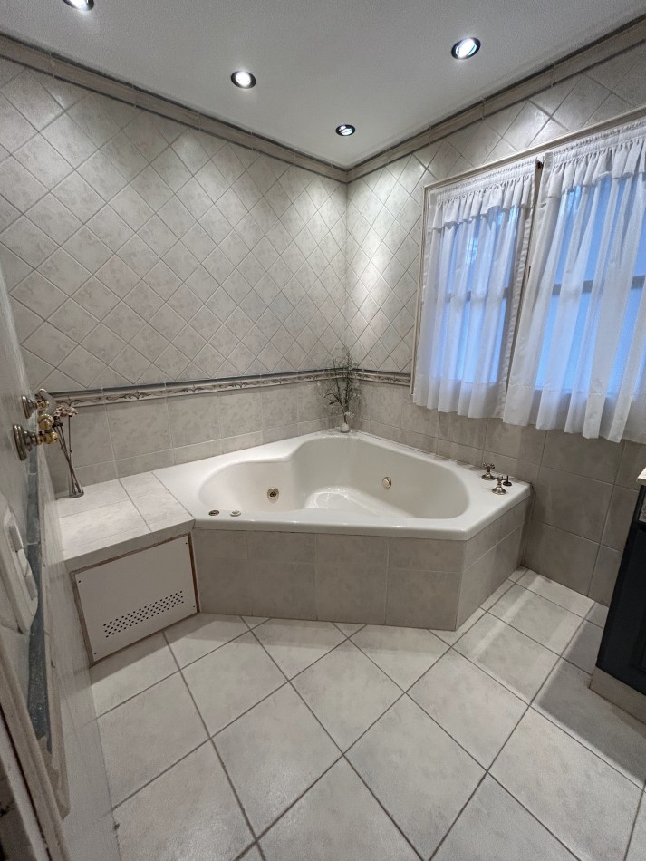OPORTUNIDAD A LA VENTA Casa de Lujo con Vista al Golf, Pileta y Quincho: en tres lotes, Diseño y Comodidad en Pinamar