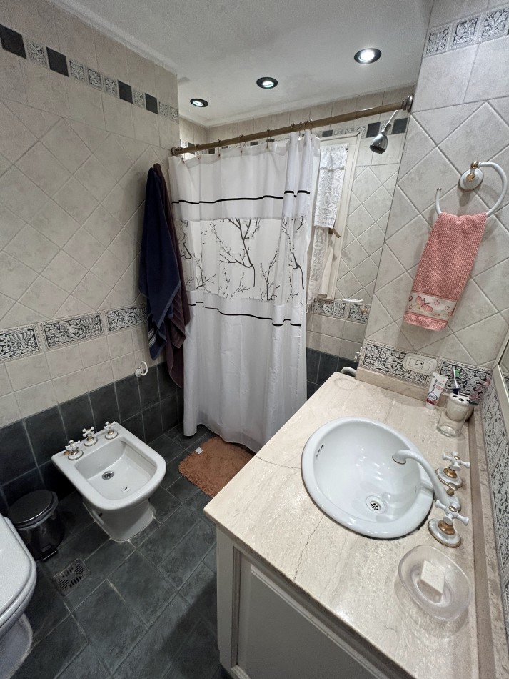 OPORTUNIDAD A LA VENTA Casa de Lujo con Vista al Golf, Pileta y Quincho: en tres lotes, Diseño y Comodidad en Pinamar