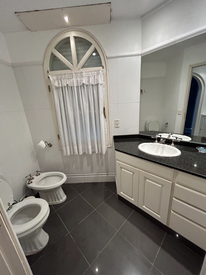 OPORTUNIDAD A LA VENTA Casa de Lujo con Vista al Golf, Pileta y Quincho: en tres lotes, Diseño y Comodidad en Pinamar