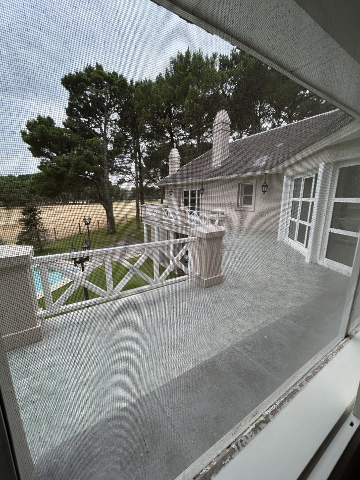 OPORTUNIDAD A LA VENTA Casa de Lujo con Vista al Golf, Pileta y Quincho: en tres lotes, Diseño y Comodidad en Pinamar
