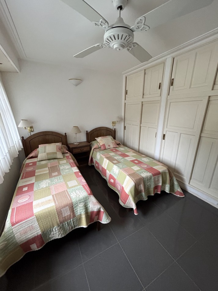OPORTUNIDAD A LA VENTA Casa de Lujo con Vista al Golf, Pileta y Quincho: en tres lotes, Diseño y Comodidad en Pinamar