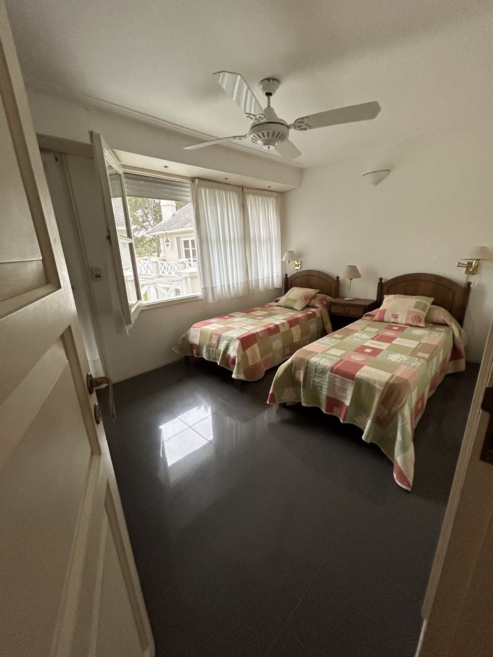 OPORTUNIDAD A LA VENTA Casa de Lujo con Vista al Golf, Pileta y Quincho: en tres lotes, Diseño y Comodidad en Pinamar