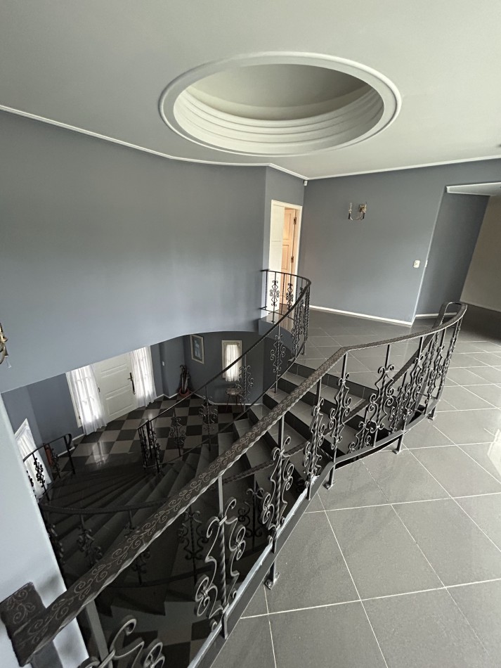 OPORTUNIDAD A LA VENTA Casa de Lujo con Vista al Golf, Pileta y Quincho: en tres lotes, Diseño y Comodidad en Pinamar