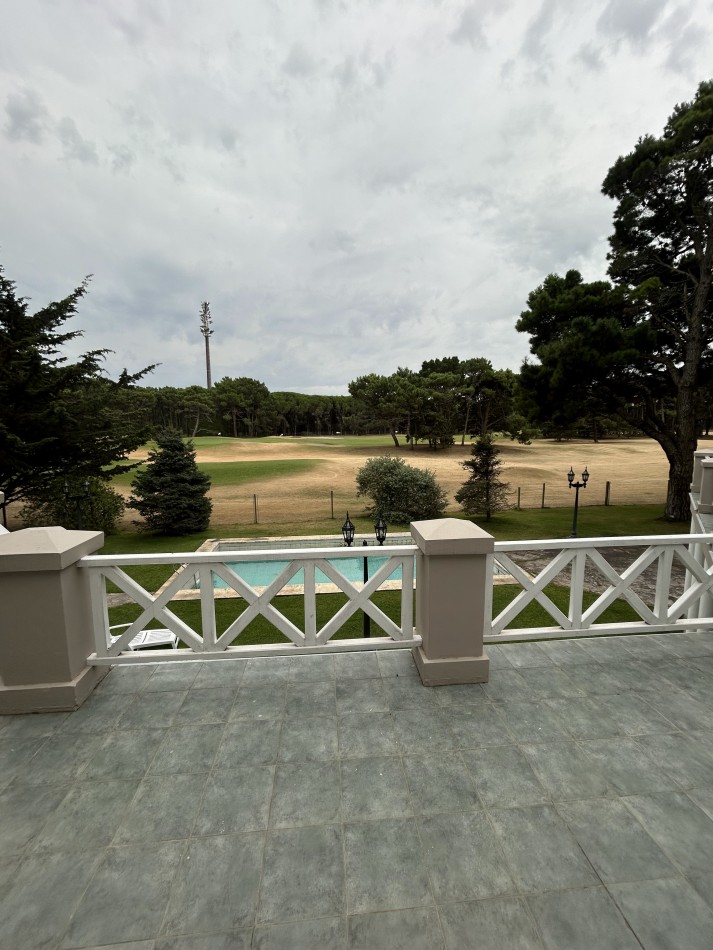 OPORTUNIDAD A LA VENTA Casa de Lujo con Vista al Golf, Pileta y Quincho: en tres lotes, Diseño y Comodidad en Pinamar