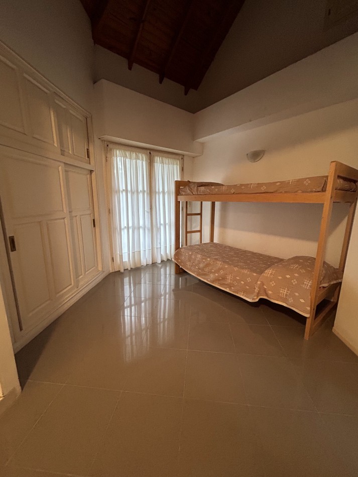 OPORTUNIDAD A LA VENTA Casa de Lujo con Vista al Golf, Pileta y Quincho: en tres lotes, Diseño y Comodidad en Pinamar