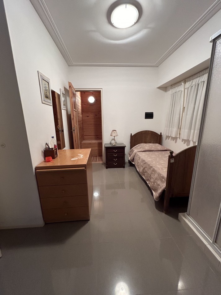 OPORTUNIDAD A LA VENTA Casa de Lujo con Vista al Golf, Pileta y Quincho: en tres lotes, Diseño y Comodidad en Pinamar