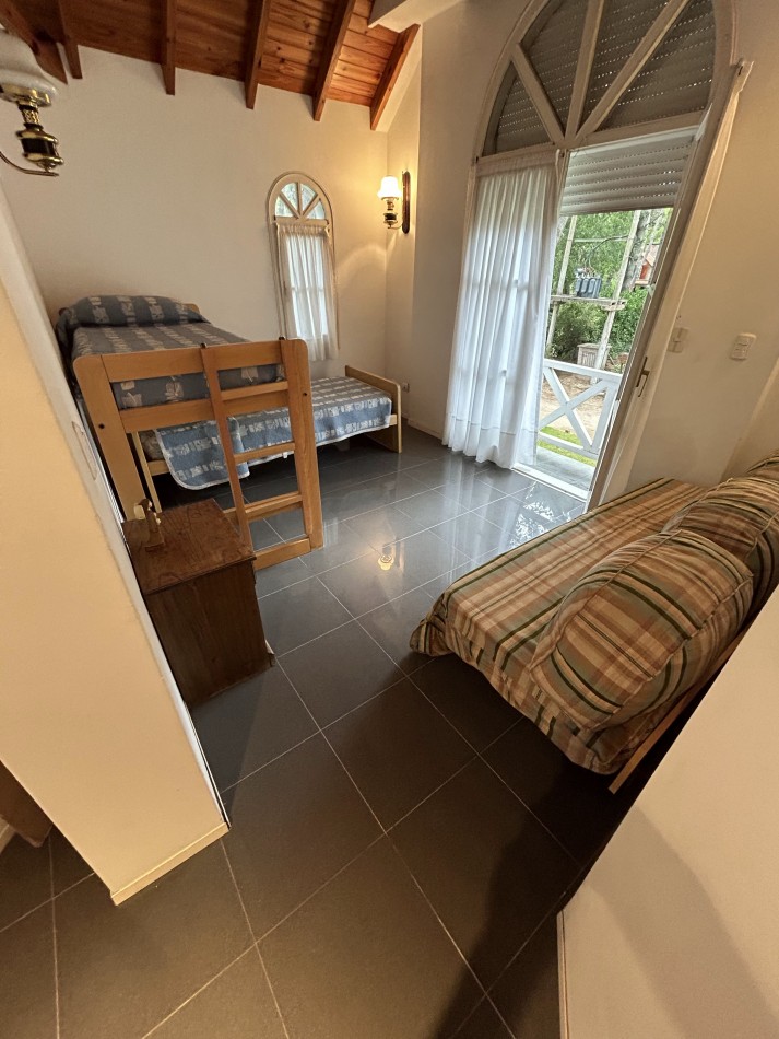 OPORTUNIDAD A LA VENTA Casa de Lujo con Vista al Golf, Pileta y Quincho: en tres lotes, Diseño y Comodidad en Pinamar