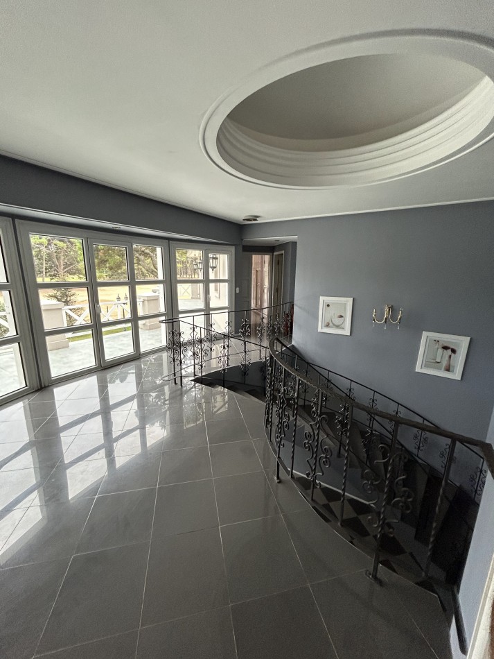 OPORTUNIDAD A LA VENTA Casa de Lujo con Vista al Golf, Pileta y Quincho: en tres lotes, Diseño y Comodidad en Pinamar