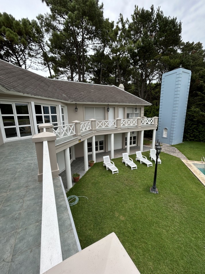 OPORTUNIDAD A LA VENTA Casa de Lujo con Vista al Golf, Pileta y Quincho: en tres lotes, Diseño y Comodidad en Pinamar