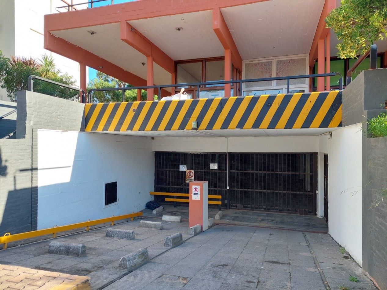 AMPLIA COCHERA + DEPARTAMENTO EN PLENO CENTRO DE PINAMAR