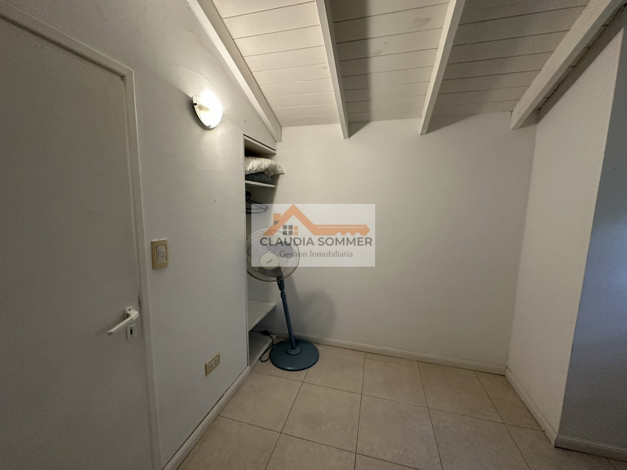 COMPLEJO TRIDENTE: COMODO TRIPLEX CON PATIO, PARRILLA,COCHERA, PARQUE Y PISCINA.