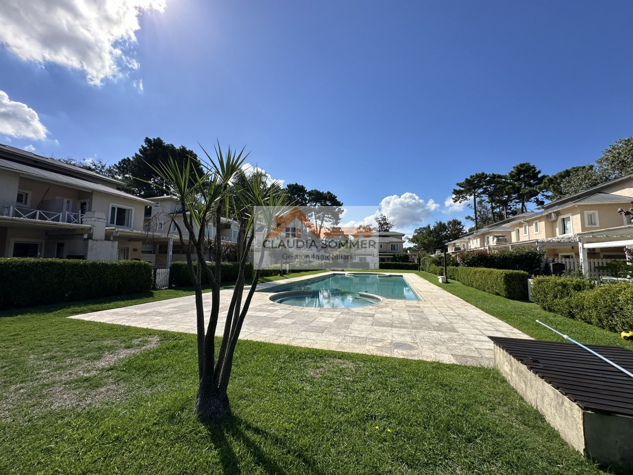 COMPLEJO TRIDENTE: COMODO TRIPLEX CON PATIO, PARRILLA,COCHERA, PARQUE Y PISCINA.