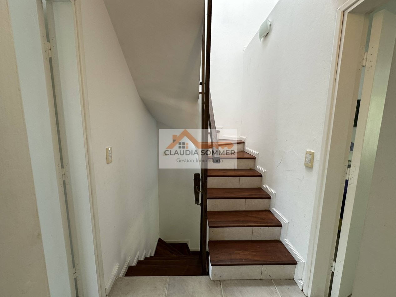 COMPLEJO TRIDENTE: COMODO TRIPLEX CON PATIO, PARRILLA,COCHERA, PARQUE Y PISCINA.