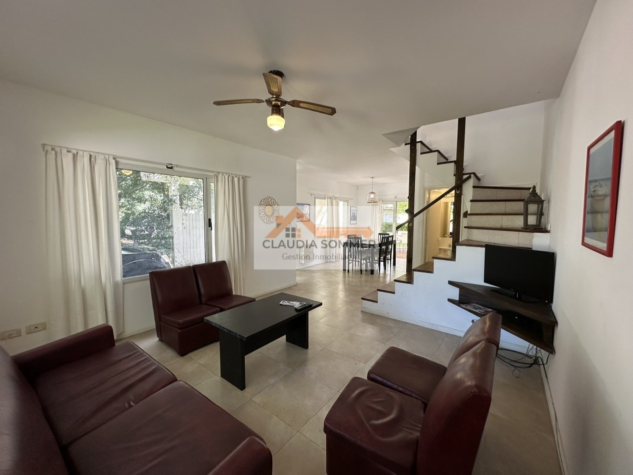 COMPLEJO TRIDENTE: COMODO TRIPLEX CON PATIO, PARRILLA,COCHERA, PARQUE Y PISCINA.