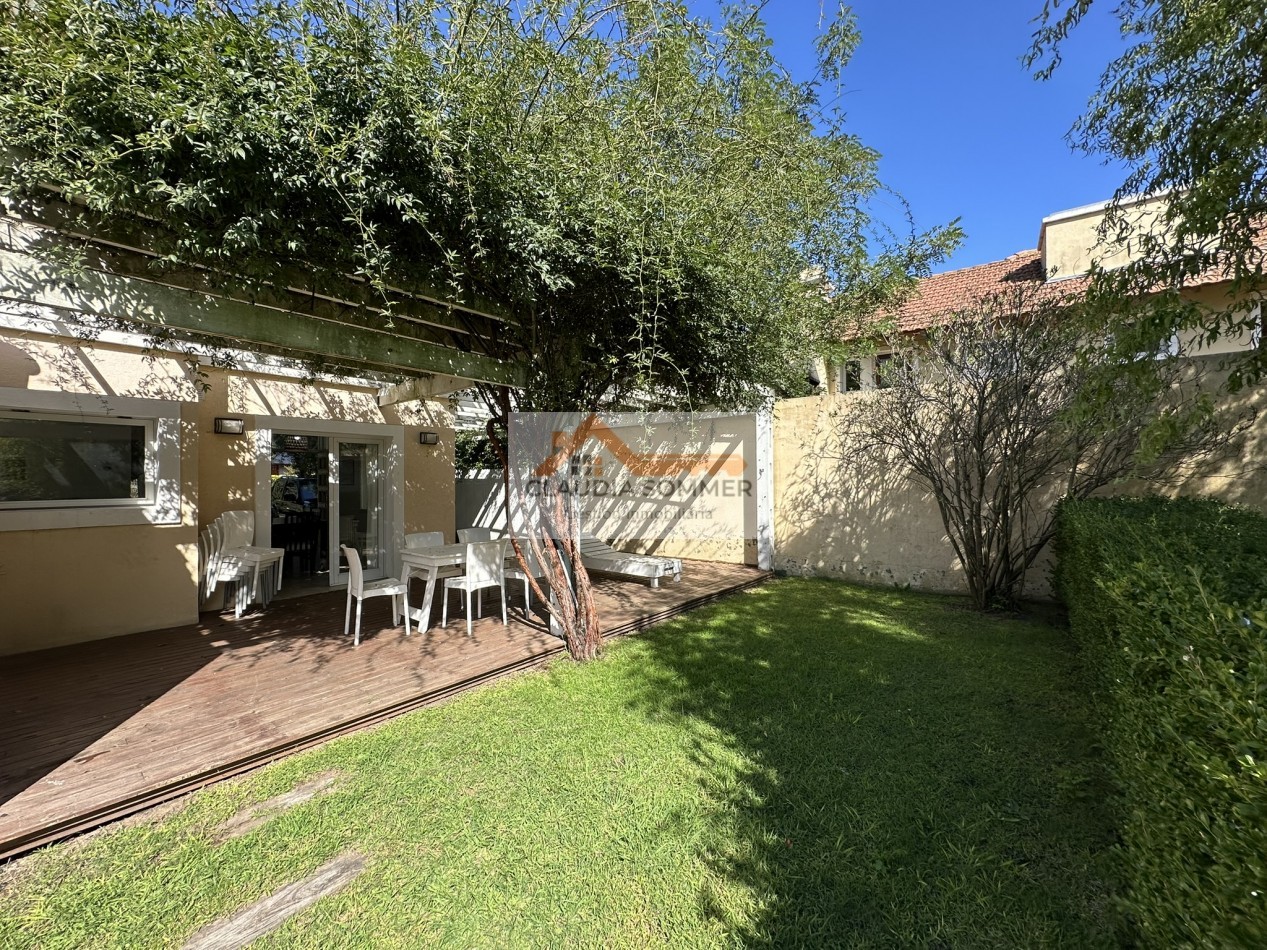 COMPLEJO TRIDENTE: COMODO TRIPLEX CON PATIO, PARRILLA,COCHERA, PARQUE Y PISCINA.