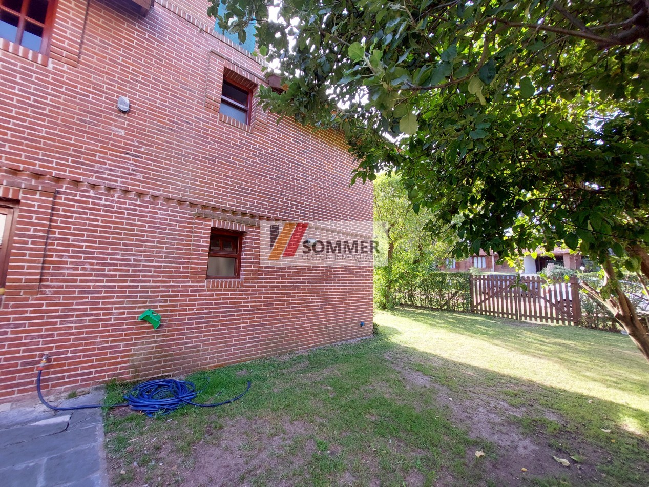 SOLIDA CASA EN ESQUINA A 4 CUADRAS DEL MAR
