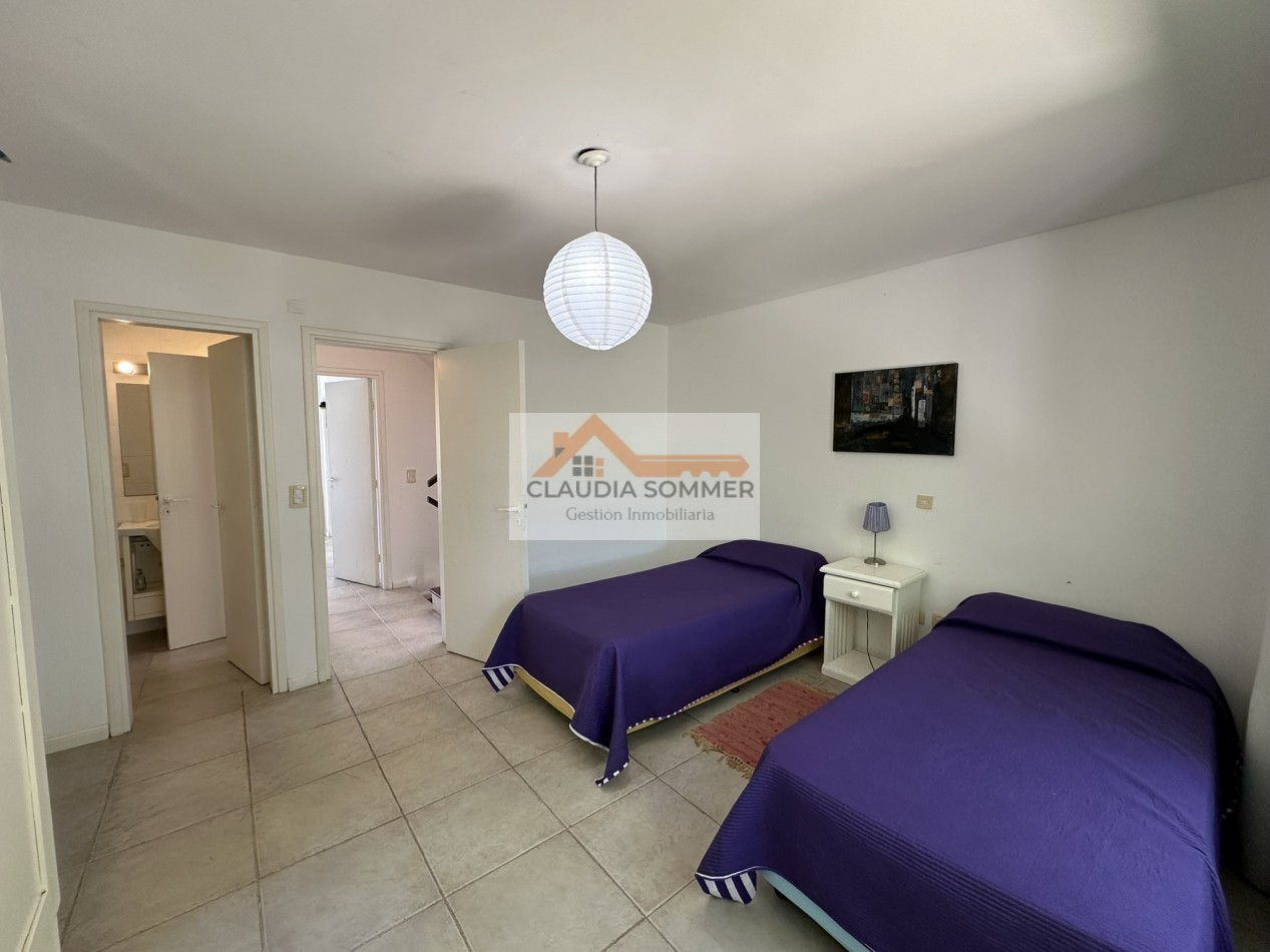 COMPLEJO TRIDENTE: COMODO TRIPLEX CON PATIO, PARRILLA,COCHERA, PARQUE Y PISCINA.