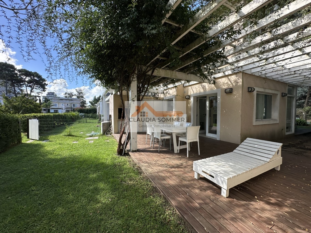COMPLEJO TRIDENTE: COMODO TRIPLEX CON PATIO, PARRILLA,COCHERA, PARQUE Y PISCINA.