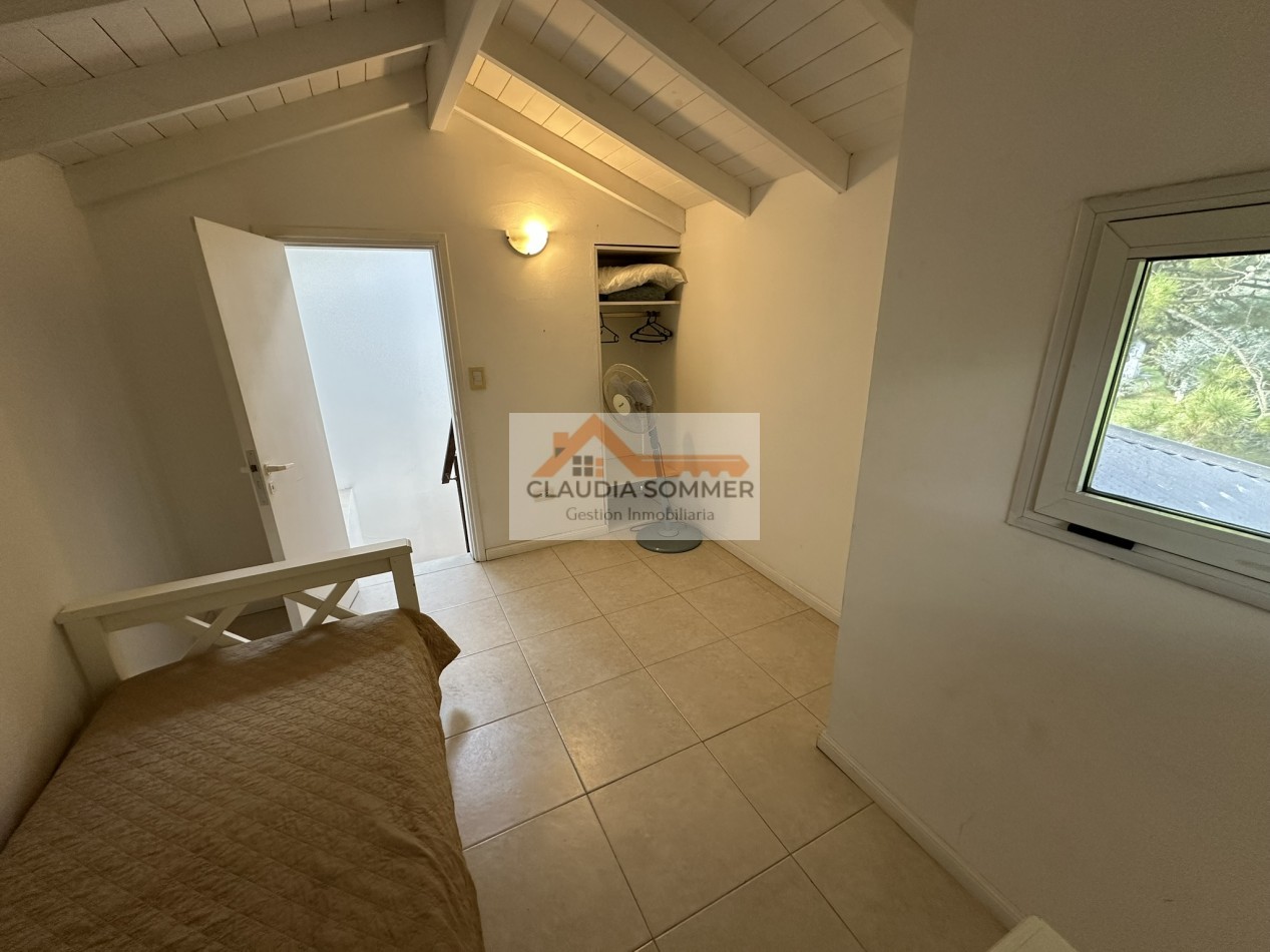 COMPLEJO TRIDENTE: COMODO TRIPLEX CON PATIO, PARRILLA,COCHERA, PARQUE Y PISCINA.