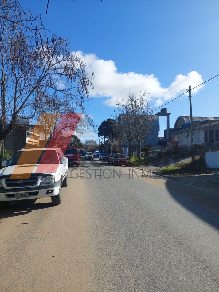OPORTUNIDAD !! EN VENTA TRES CASAS + DEPARTAMENTO