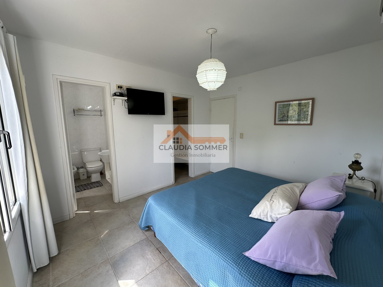 COMPLEJO TRIDENTE: COMODO TRIPLEX CON PATIO, PARRILLA,COCHERA, PARQUE Y PISCINA.